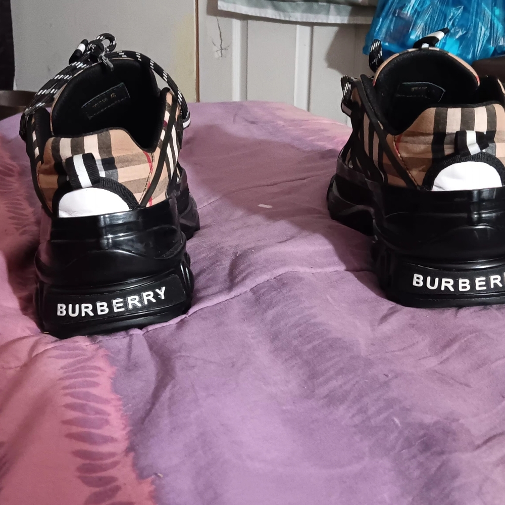 Size 10 beige and black Burberry sneakers - Picture 6 of 10